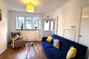 2 bedroom house with large garden and parking, Bromley